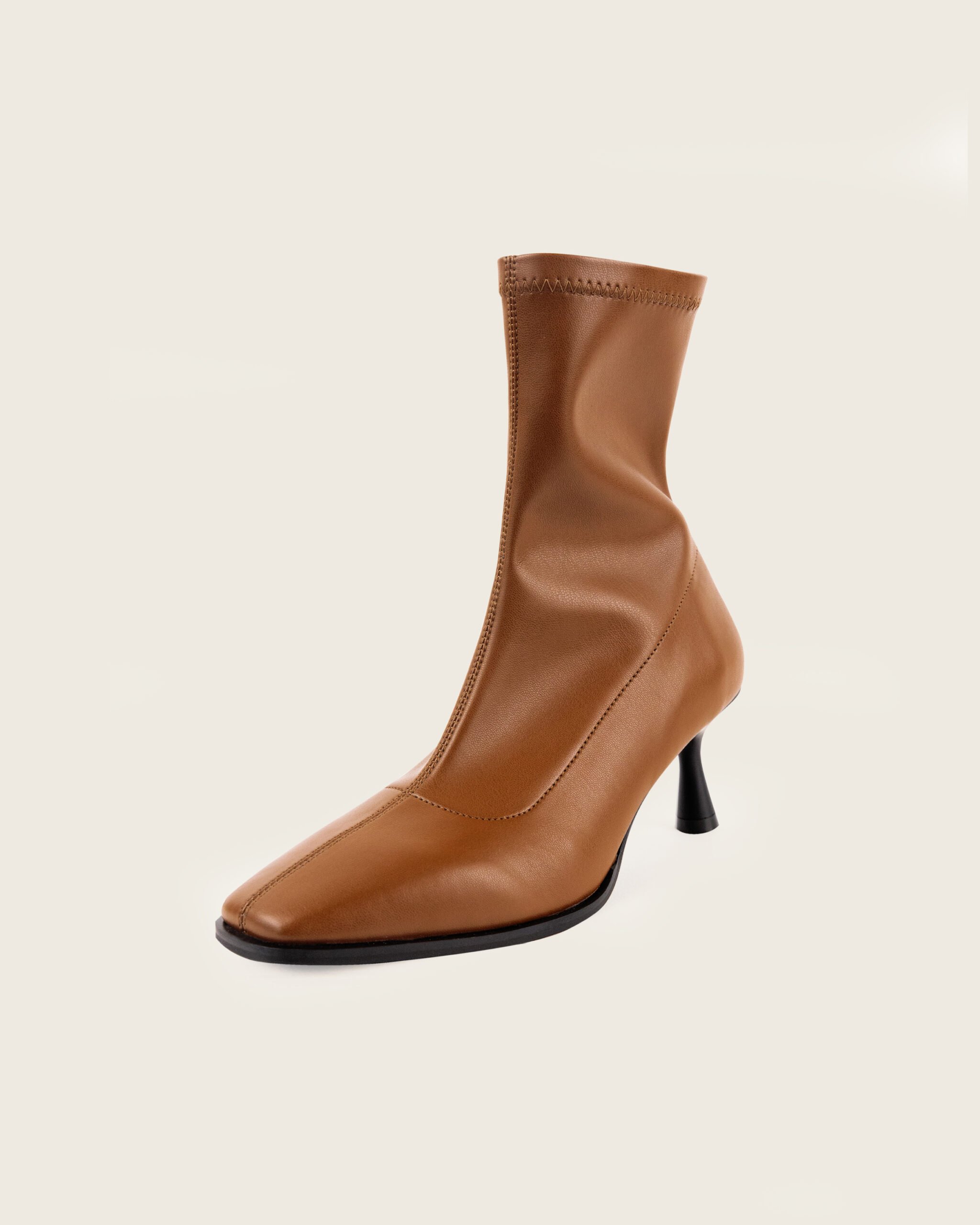 Boots Lerey in walnut stretch vegan leather