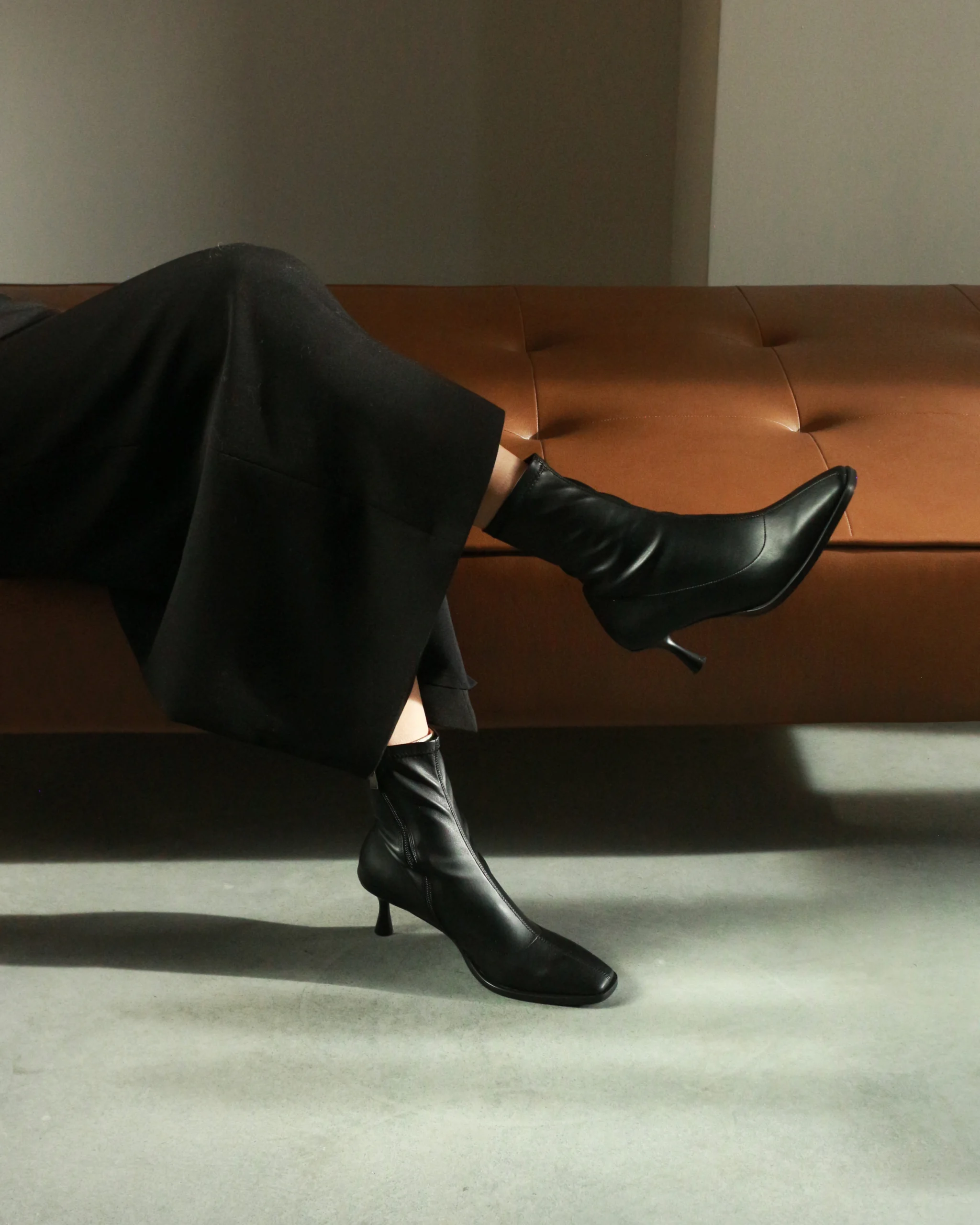 Boots Lerey in black stretch vegan leather
