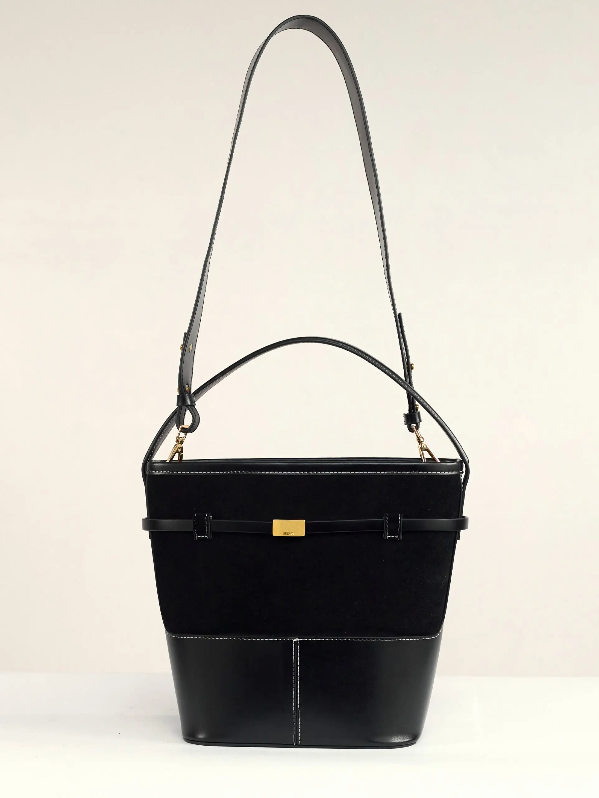 Bucket bag made of suede and leather in black color