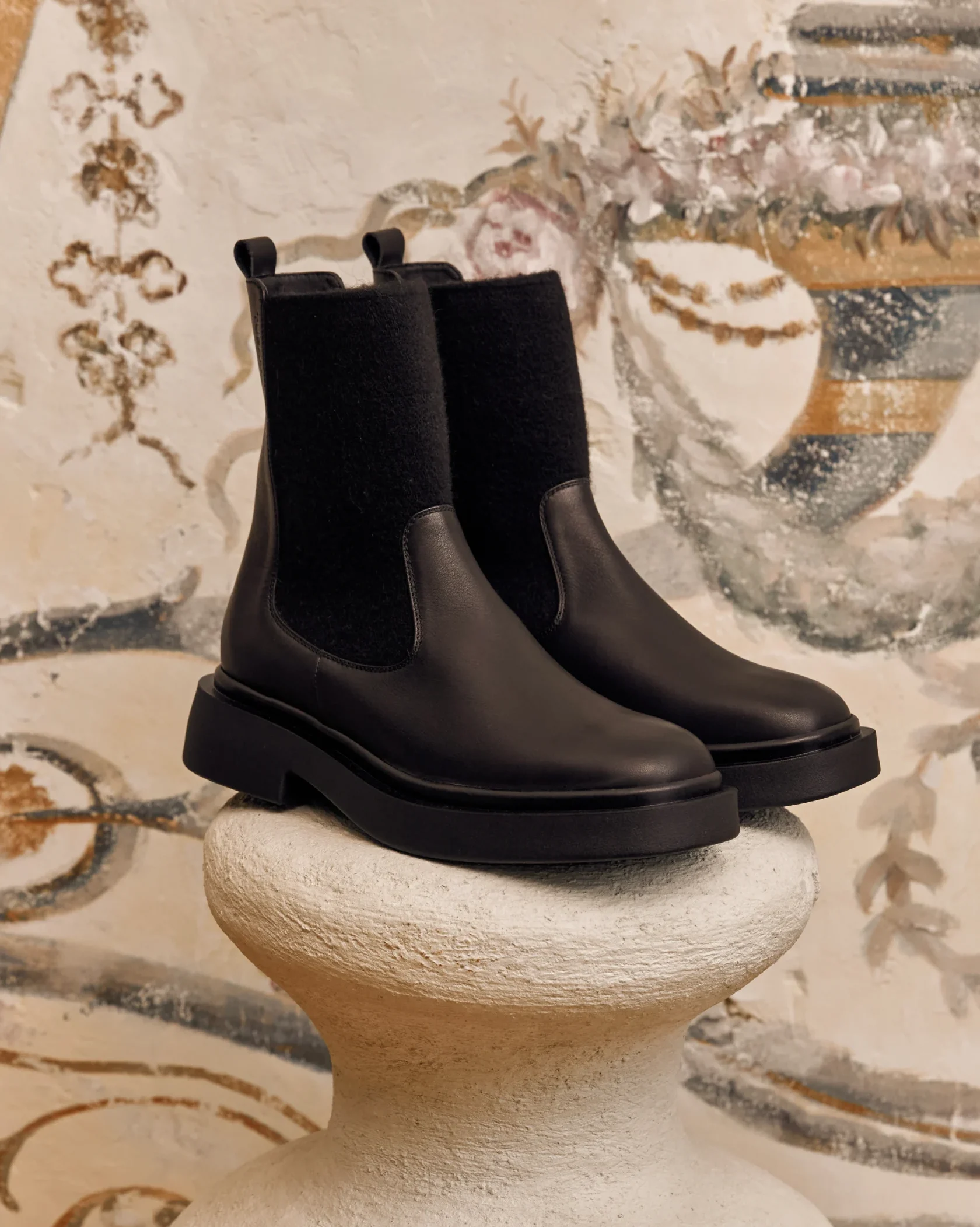 Chelsea boots in black leather