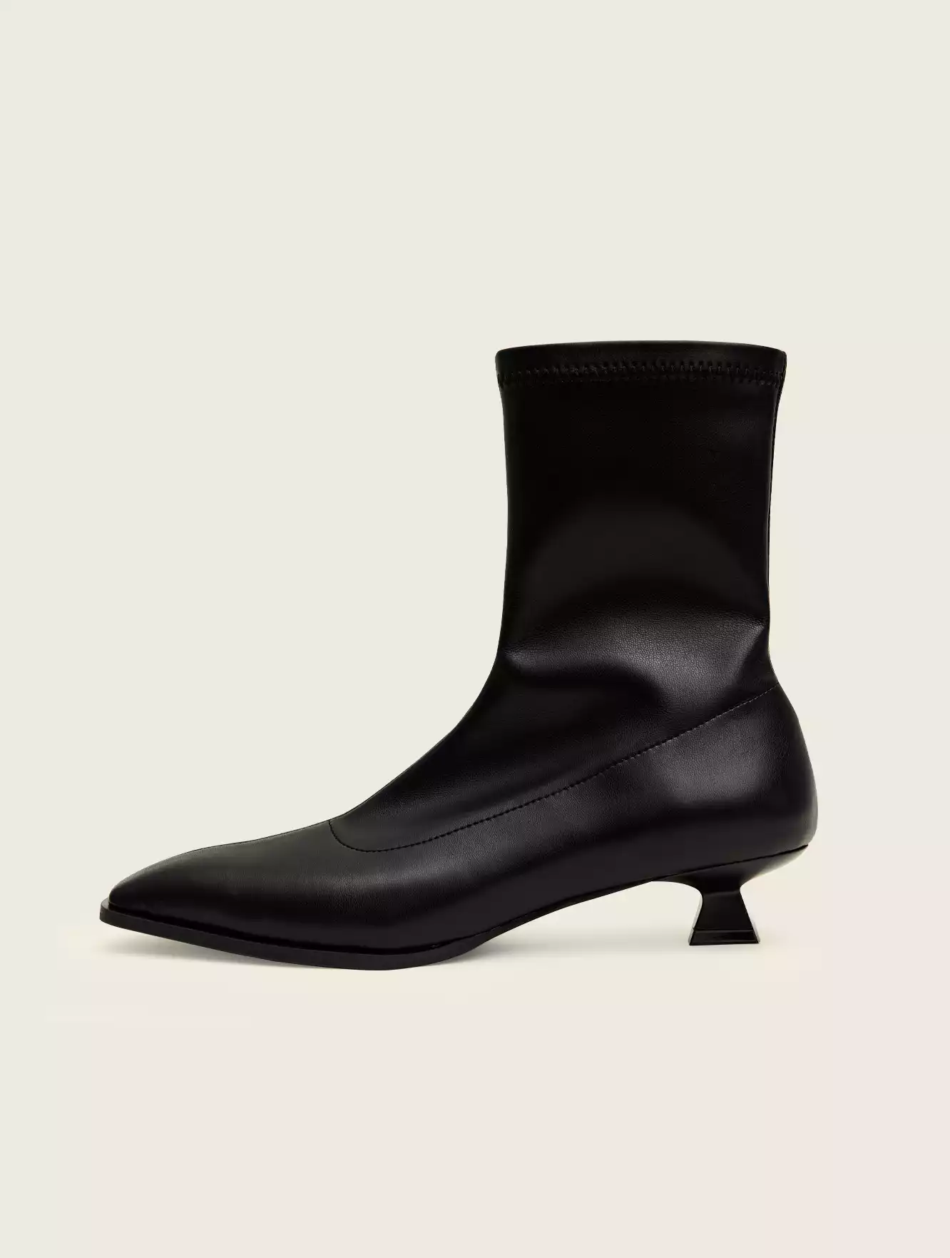 Boots Jyline in black stretch vegan leather