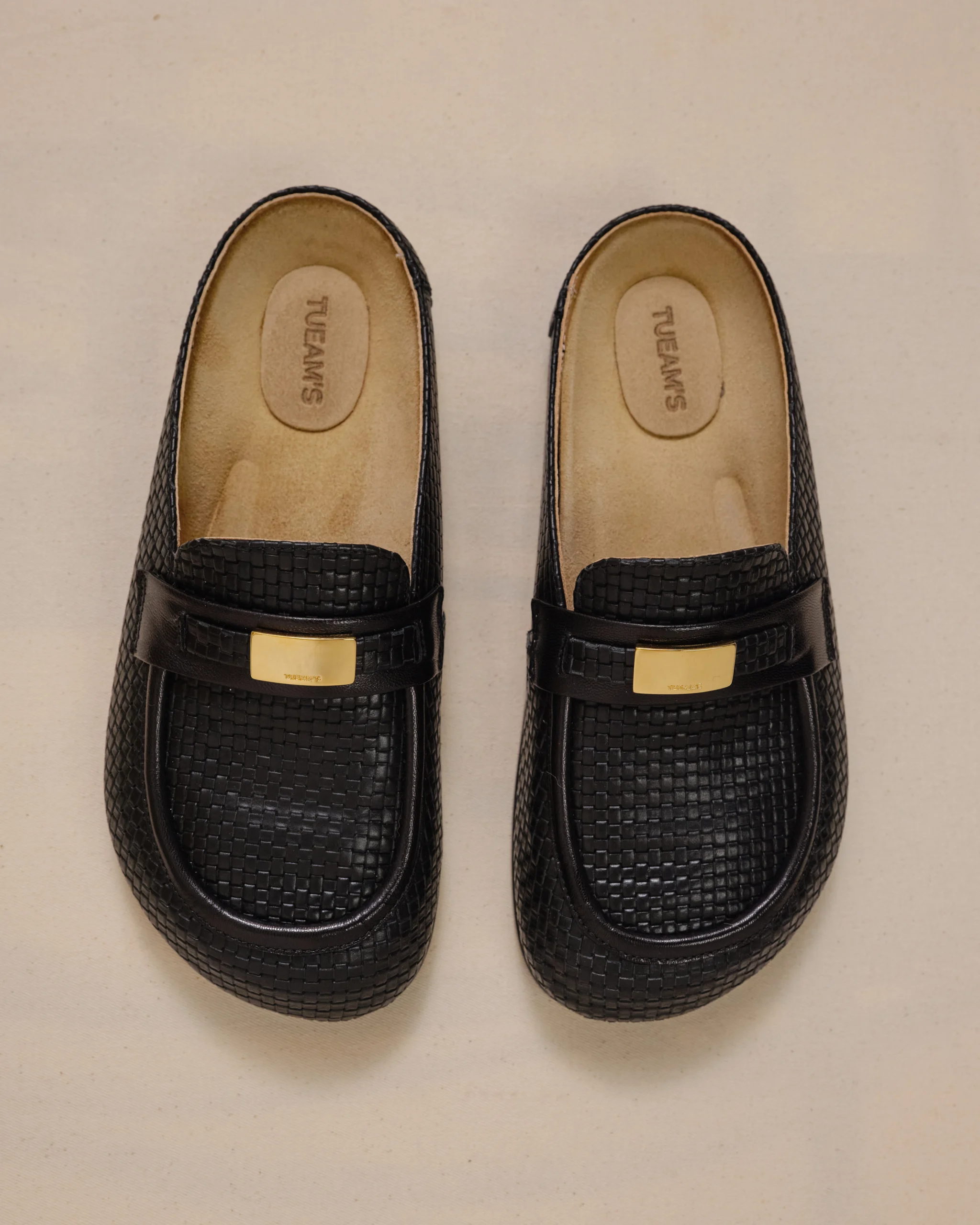 Elune black leather clogs