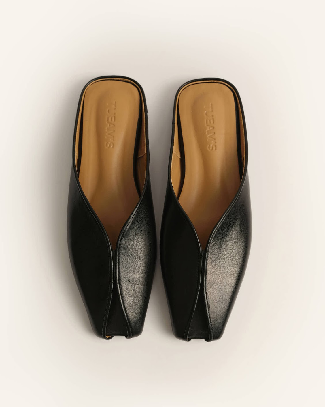 Flat mules in leather